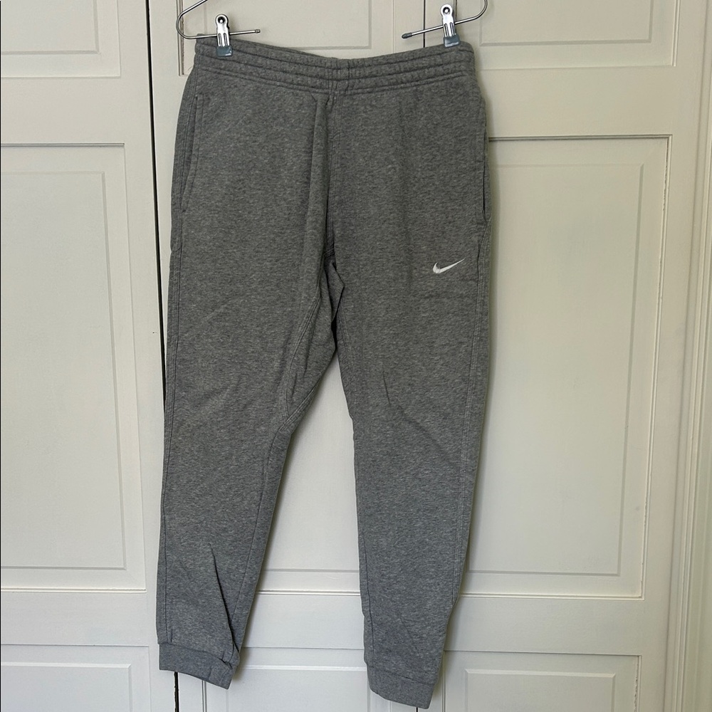Nike Men’s Medium Heather Gray Joggers